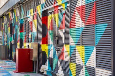 Dubai, Birleşik Arap Emirlikleri 03 06 2020: Meraas Sahili 'nden La Mer. La Mer, Dubai 'nin yeni sahil bölgesi. Modern konforun eşsiz atmosferine sahip bir şehir plajı. Geniş bulvarlar, palmiye ağaçları, yerel sanatçıların grafitileri..