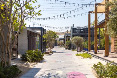 Dubai, Birleşik Arap Emirlikleri 03 06 2020: Meraas Sahili 'nden La Mer. La Mer, Dubai 'nin yeni sahil bölgesi. Modern konforun eşsiz atmosferine sahip bir şehir plajı. Geniş bulvarlar, palmiye ağaçları, graffitiler, kafeler ve restoranlar. Sessiz sokak
