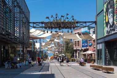 Dubai, Birleşik Arap Emirlikleri 03 06 2020: Meraas Sahili 'nden La Mer. La Mer, Dubai 'nin yeni sahil bölgesi. Modern konforun eşsiz atmosferine sahip bir şehir plajı. Geniş bulvarlar, palmiye ağaçları, graffitiler, kafeler ve restoranlar. Turistler sokağı