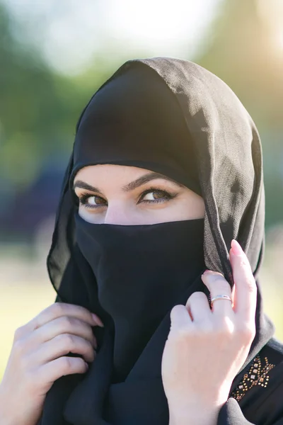 頭に黒いスカーフを被ったアラブ人女性 民族衣装に美しい目をしたイスラム教徒の女性 — ストック写真