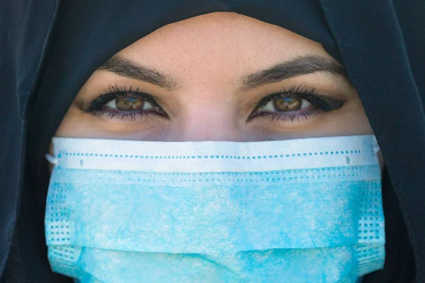 Mulher Árabe Lenço Preto Cabeça Com Uma Máscara Médica Protetora — Fotografia de Stock