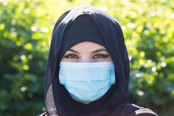 Мусульманка Медицинской Маске Крупный План Арабская Женщина Черном Шарфе Голове — стоковое фото