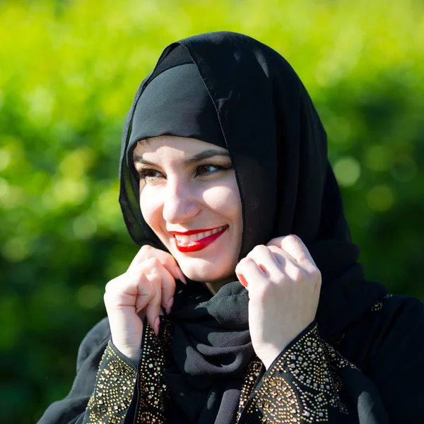 Schöne Junge Muslimin Lächelt Breit Ost Frau Nationaltracht Mit Roten — Stockfoto