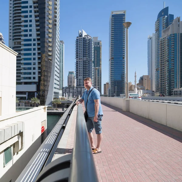 European Tourist Looks Views Dubai Tourist Stands Bridge Water Canal — Stock Photo, Image