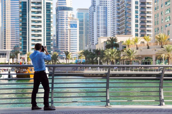 Man Photographs City Portfolio Photographer Engaged Catalog Advertising Shooting Buildings — Stock Photo, Image