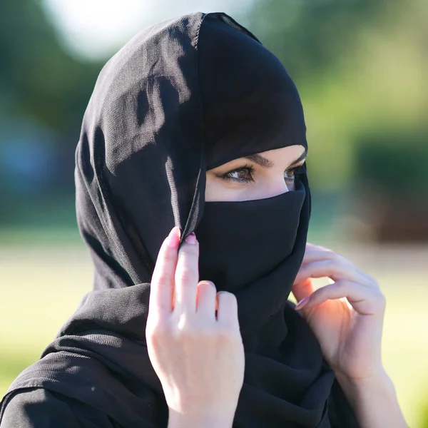 Mulher Árabe Com Cachecol Preto Cabeça Mulher Muçulmana Com Belos — Fotografia de Stock