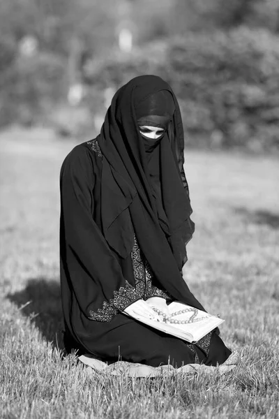 Menina Árabe Muçulmana Orando Deus Sentado Grama Parque Imagem Preto — Fotografia de Stock