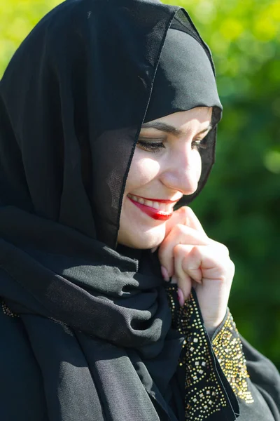 美丽的年轻的穆斯林女子咧嘴微笑 身着民族服装 红唇上街的东方女人笑着 — 图库照片