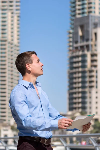 Erkek bir reklam ajansı şehrin dışına reklam yapmak için bir bina seçiyor. Şehir merkezinde elinde bir plan şeması olan bir iş adamı..