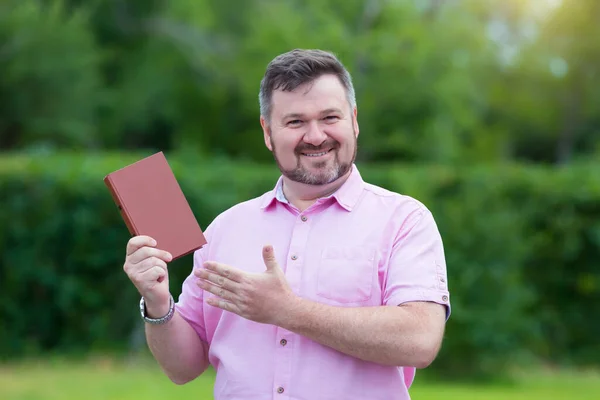 Щасливий Чоловік Середнього Віку Червоній Сорочці Задоволенням Показує Нову Книгу — стокове фото