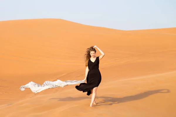 Une Fille Seule Descend Les Dunes Sable Femme Blanche Robe — Photo