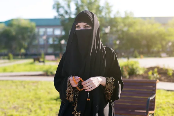 Uma Mulher Leste Vestida Com Roupas Islâmicas Nacionais Tem Mantimentos — Fotografia de Stock