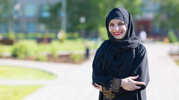 Une Femme Musulmane Heureuse Vêtements Orientaux Marche Une Femme Musulmane — Photo