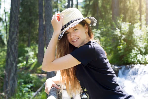 Ragazza Con Cappello Testa Sorride Generale Una Giovane Donna Sorride — Foto Stock