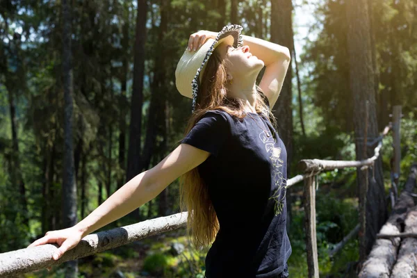 Ragazza Con Cappello Testa Sorride Generale Una Giovane Donna Sorride — Foto Stock