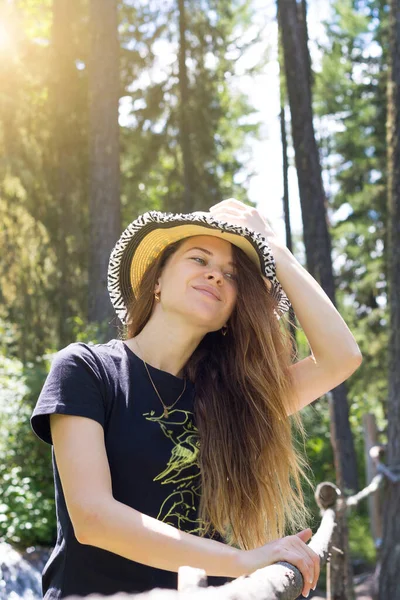 Una Giovane Ragazza Sta Nella Foresta Con Cappello Testa Una — Foto Stock