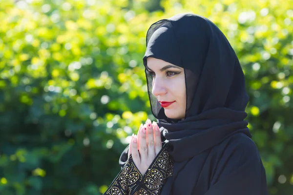 Arabische Vrouw Zwarte Kleren Bidt Tot God Arabische Vrouw Zwarte — Stockfoto