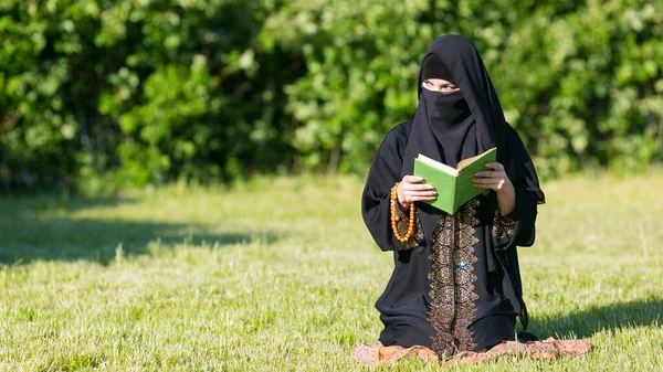 Uma Mulher Oriente Realiza Orações Matinais Enquanto Uma Mulher Oriente — Fotografia de Stock