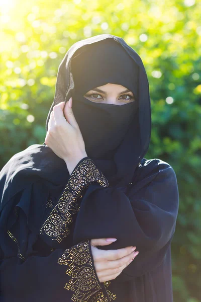 Uma Mulher Migrante Leste Vestida Preto Uma Mulher Migrante Leste — Fotografia de Stock