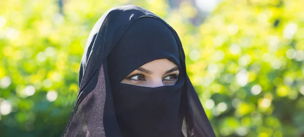 Una Mujer Migrante Del Este Vestida Negro Una Mujer Migrante — Foto de Stock