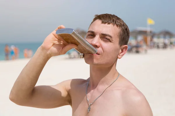 Homem Anos Bebe Álcool Forte Balão Ferro Enquanto Relaxa Uma — Fotografia de Stock