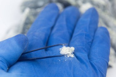 Eldivenli adamın elinde krisotil asbest lifleri var. Eldivenin içinde mineral asbest var..