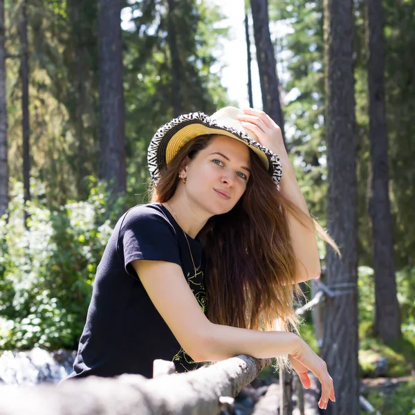 Una Giovane Ragazza Sta Nella Foresta Con Cappello Testa Una — Foto Stock