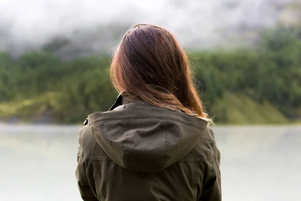 Una Ragazza Giacca Guarda Montagne Vede Dietro Una Donna Con — Foto Stock