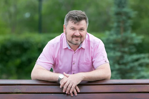 Açık havada günlük giysiler içinde sakallı yetişkin bir adamın portresi..