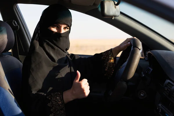 イスラム教徒の女性は車を運転する許可を得る — ストック写真