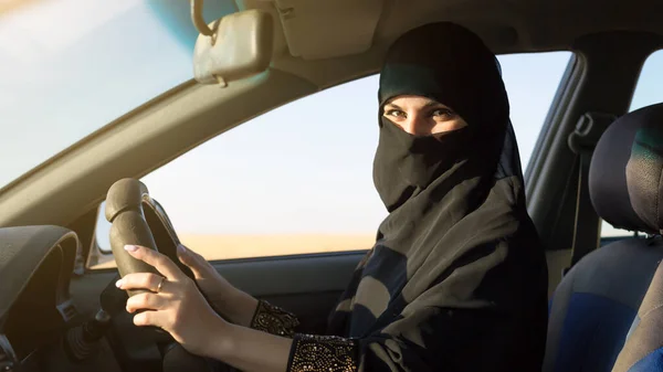 Mulher Islâmica Vestido Nacional Dirigindo Carro — Fotografia de Stock