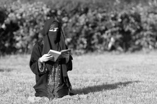 Een Vrouw Uit Het Oosten Bidt Ochtends Een Park Groen — Stockfoto