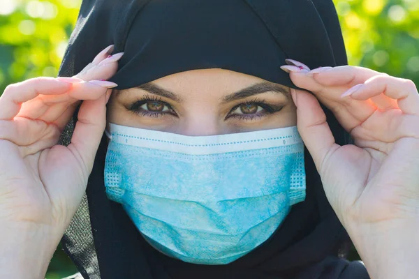 Mulher Oriental Roupas Pretas Uma Máscara Médica Protetora Protecção Contra — Fotografia de Stock