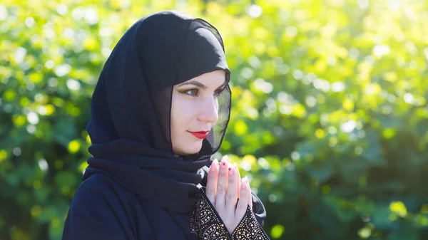 Arabische Vrouw Zwarte Kleren Bidt Tot God Tegen Een Achtergrond — Stockfoto