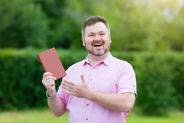 Man Rekommenderar Att Sälja Bra Bok Gatan Parken — Stockfoto