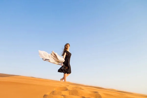 Une Fille Seule Descend Les Dunes Sable Femme Blanche Robe — Photo