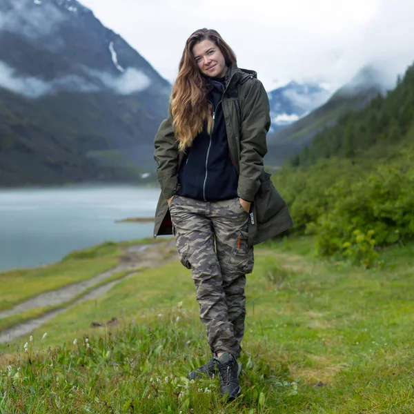 Giovane Donna Giacca Pantaloni Sullo Sfondo Delle Montagne Ragazza Turista — Foto Stock