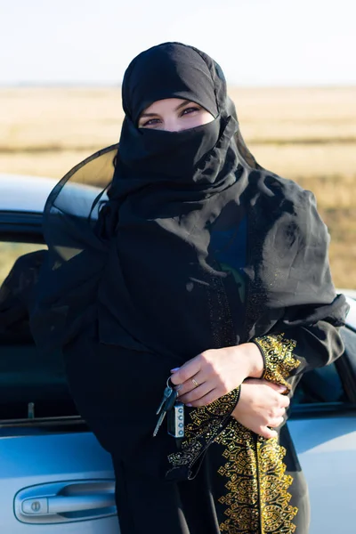 Moslim Vrouw Staat Buurt Van Auto Met Toetsen Hand — Stockfoto