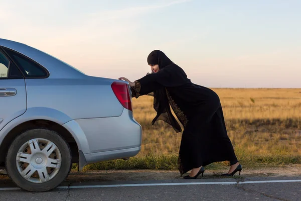 Islamska Kobieta Popycha Samochód Wzdłuż Drogi Kobieta Kierowca Awaria Samochodu — Zdjęcie stockowe