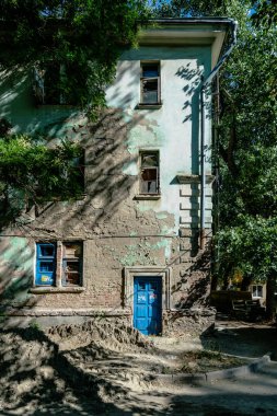 Terk edilmiş eski ev yaz güneşli gün, Rostov-on-Don, Rusya eski cephe duvar ve ağaçlar inşa