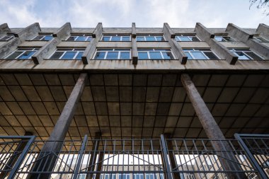 Sovyet modernizm dönemi brutalism tarzı cephe Rostov-on-Don, Rusya, alt görünümünde binasında parçası