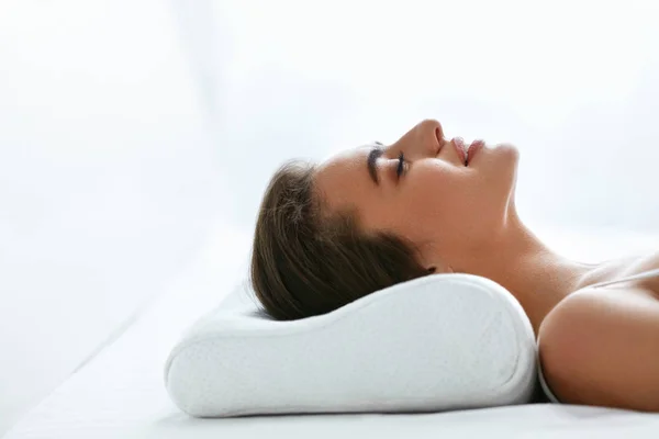 Almohada Ortopédica Mujer Acostada Sobre Una Almohada Blanca Cama Alta —  Fotos de Stock