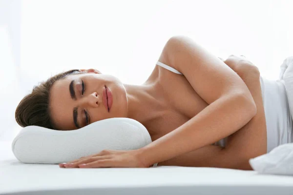 Rahat Şilte Üzerinde Dinlenme Beyaz Ortopedik Yastık Üzerinde Uyuyan Kadın — Stok fotoğraf