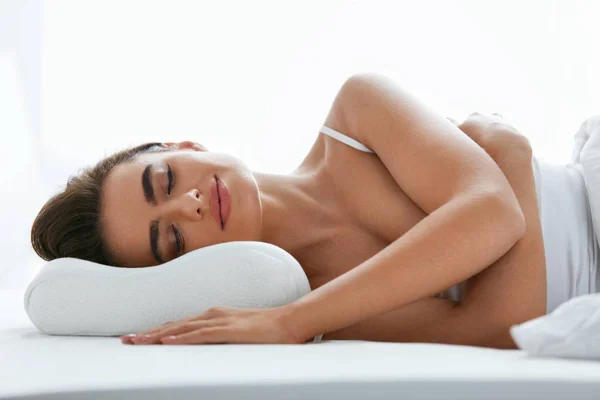 Mujer Durmiendo Sobre Una Almohada Ortopédica Blanca Descansando Sobre Colchón — Foto de Stock