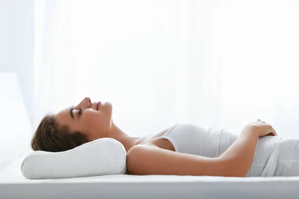 Almohada Ortopédica Mujer Acostada Sobre Una Almohada Blanca Cama Alta — Foto de Stock