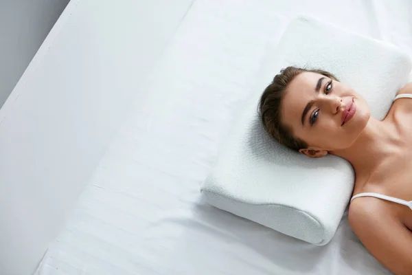 Almohada Ortopédica Mujer Acostada Sobre Una Almohada Blanca Cama Alta —  Fotos de Stock