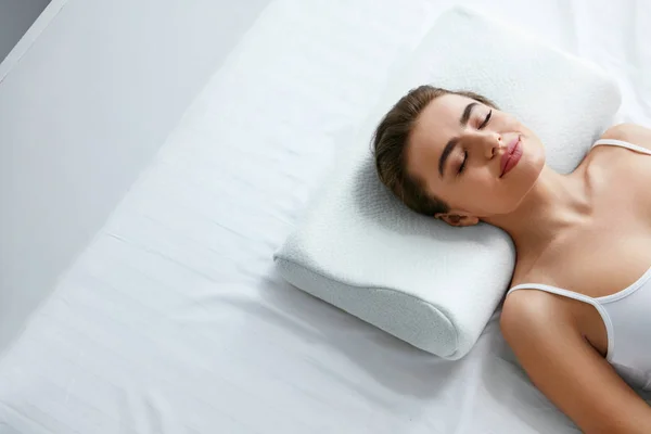 Ортопедична Подушка Жінка Лежить Білій Подушці Ліжку Висока Роздільна Здатність — стокове фото