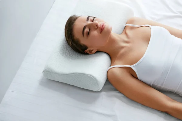 Sonno Sano Donna Che Dorme Sul Cuscino Ortopedico Bianco Letto — Foto Stock