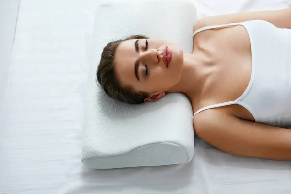 Sueño Saludable Mujer Durmiendo Almohada Ortopédica Blanca Cama Alta Resolución —  Fotos de Stock