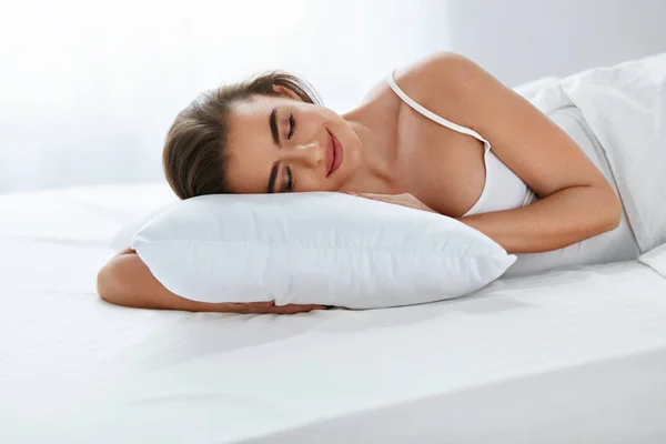 Miękkie Poduszki Kobieta Spanie Łóżku Białą Pościel Wysokiej Rozdzielczości — Zdjęcie stockowe